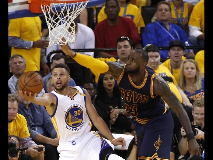 Curry, Trump non si comporta da leader