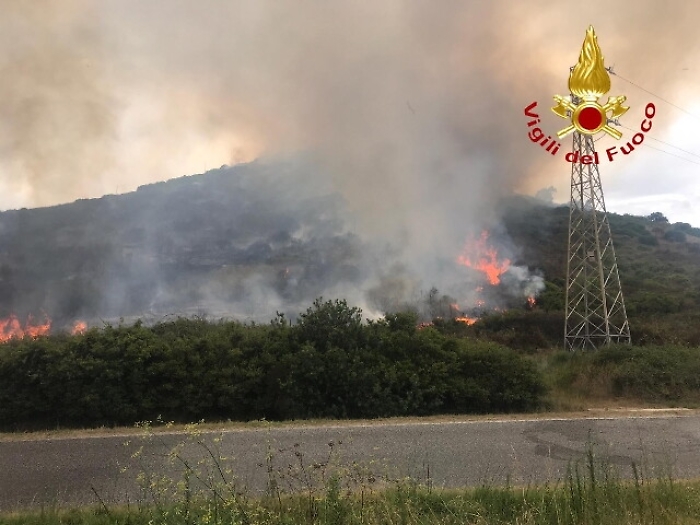 Incendi:10 famiglie evacuate nel Nuorese