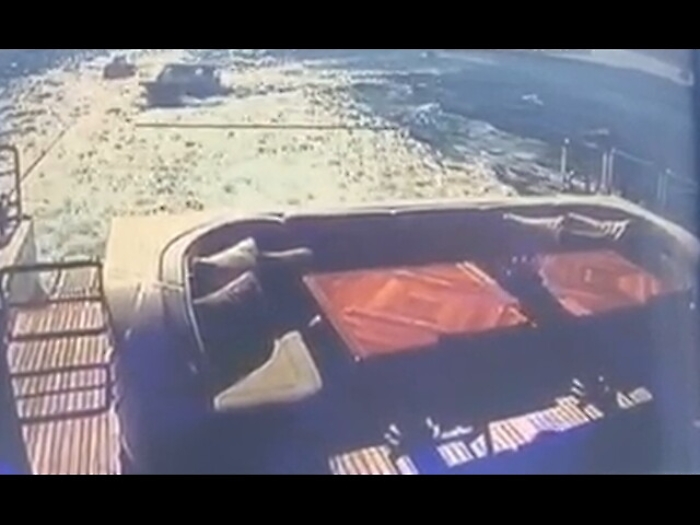 Barca si inabissa, salvata coppia romana