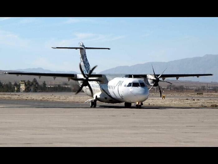 Pakistan: aereo si schianta al suolo