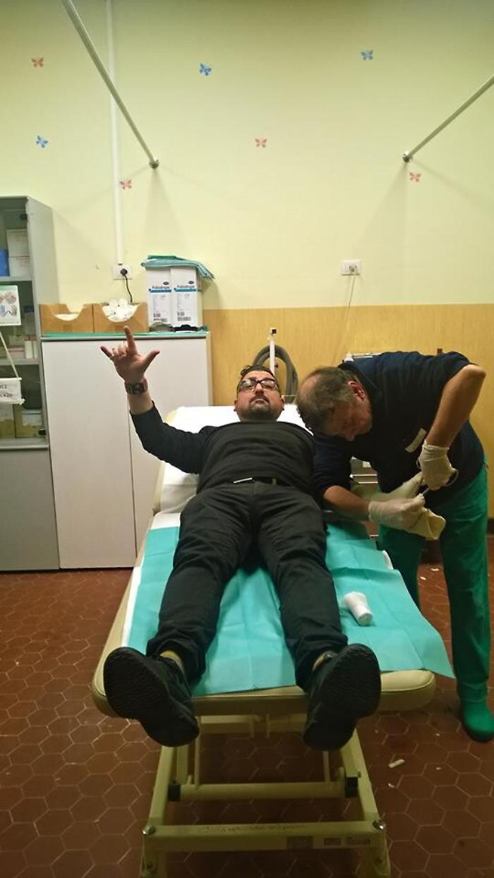 Palazzolo, il palco cede Roy Paci cade e si ferisce