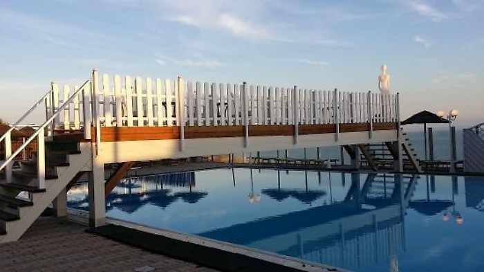 Poliziotto fuori servizio salva bimbo che stava per annegare in piscina