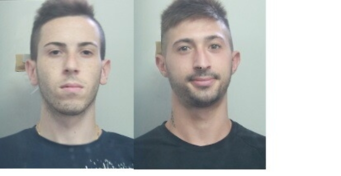 Bloccano chiusura auto con il "Jammer" e rubano bagagli a coppia di turisti