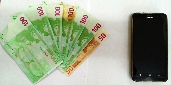 Famiglia di ladri in manette: in tasca banconote false e un telefonino rubato