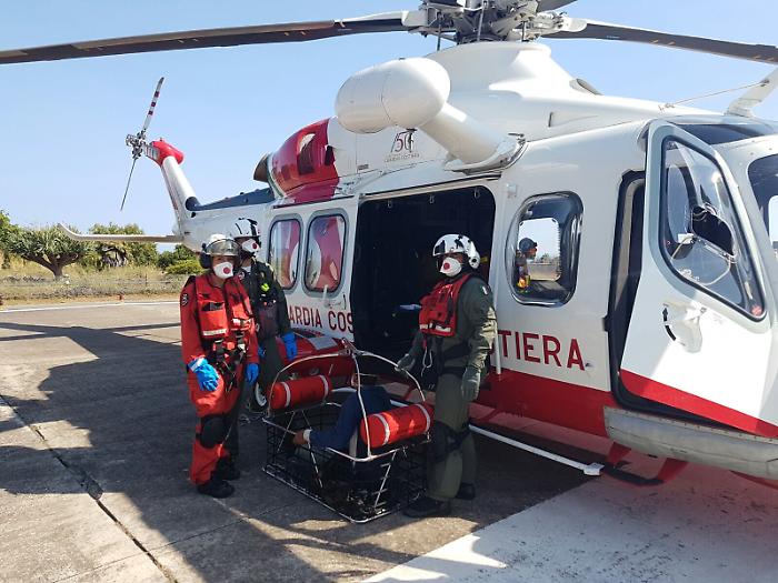 Migrante egiziano colto da malore, trasferito al "Cannizzaro" con elicottero della Guardia Costiera