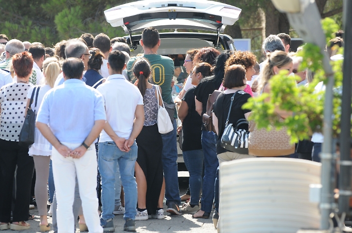 Pochi intimi al funerale del piccolo Giorgio La messa anticipata di due ore 