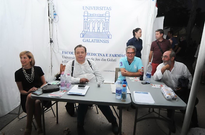 Ma la vera star &egrave; Crisafulli allo stand di corsi romeni: &laquo;Il Pd Sicilia non sapeva&raquo;