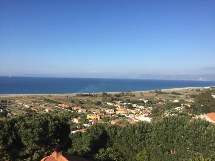 Messina, 23 chili di marijuana affiorano in spiaggia