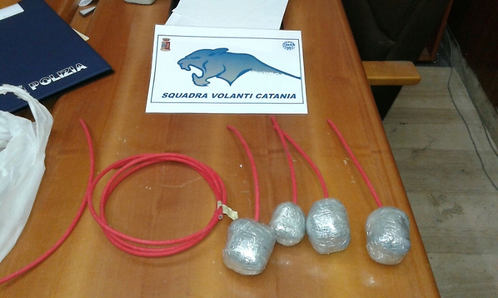 Catania, a spasso per Picanello con quattro bombe (e un arsenale) sull'auto