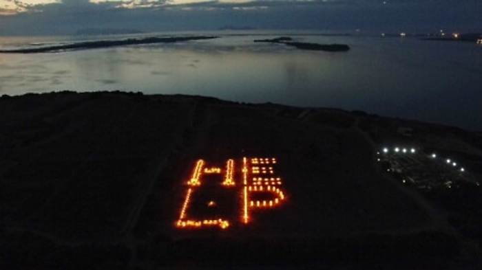 L'artista Finucci "scrive" Help su Mozia con 5 mln di tappi 