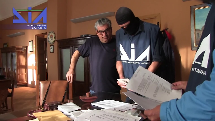 Terremoto ad Acicatena: Intercettato mentre spartiva col suo uomo di fiducia 15mila euro di una ditta vincitrice di appalti comunali