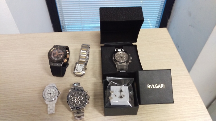 Catania, torna dalla Turchia con orologi e gioielli contraffatti: denunciata