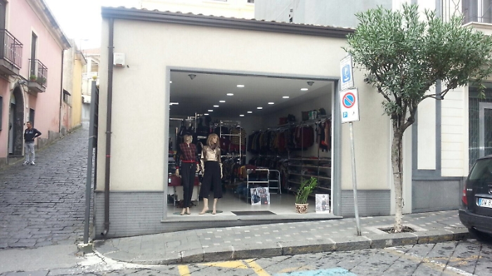 Zafferana, furto con spaccata, depredato negozio di abbigliamento