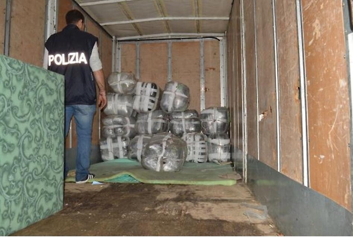 Catania, la polizia ferma un carico di droga diretto a Picanello: sei arresti, sequestrati 1.000 kg di marijuana