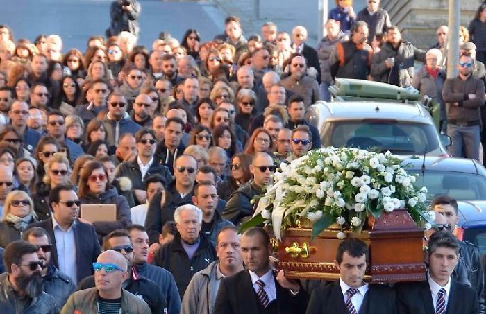 Ragusa, folla ai funerali della siciliana uccisa in Brasile