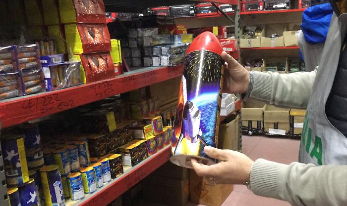 Misterbianco, in un capannone sequestrati 650 chili di fuochi d'artificio