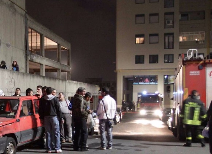 Librino, contatori in fiamme e l'incendio si estende ai garage