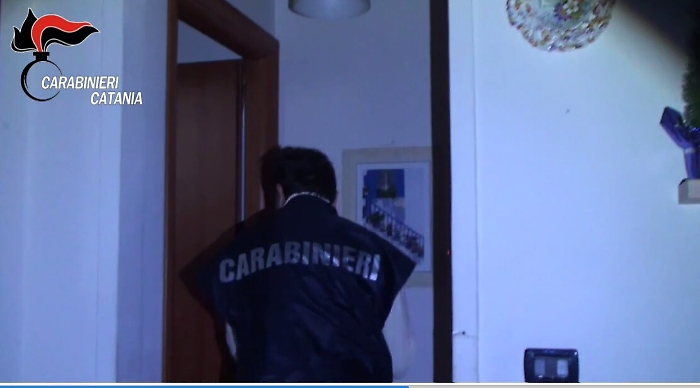 La cattura di Andrea Nizza: si nascondeva in una villetta con tutti i comfort, arrestata la coppia di vivandieri 