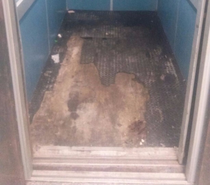 Acireale, l'ascensore dell'ospedale usato come montacarichi per la spazzatura