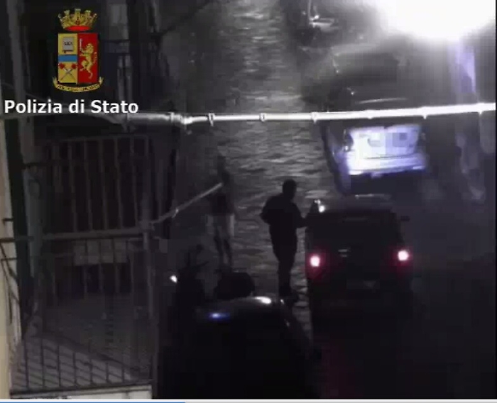 Catania, controllavano la piazza dello spaccio a San Cristoforo con l'ok dei clan: sedici in manette