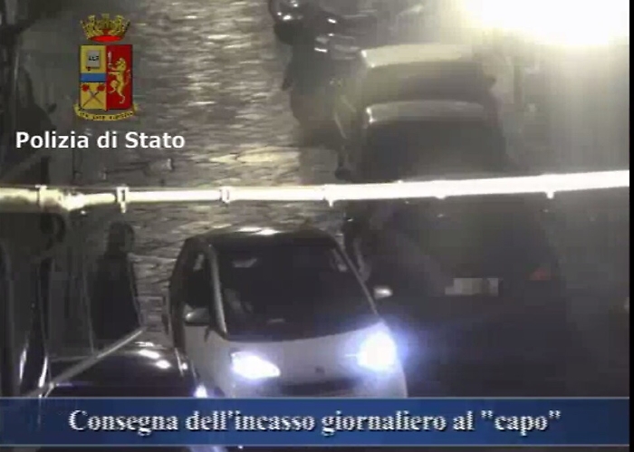 Catania, lo spaccio (all'ombra dei clan) fruttava 100 mila euro al mese: sedici in manette