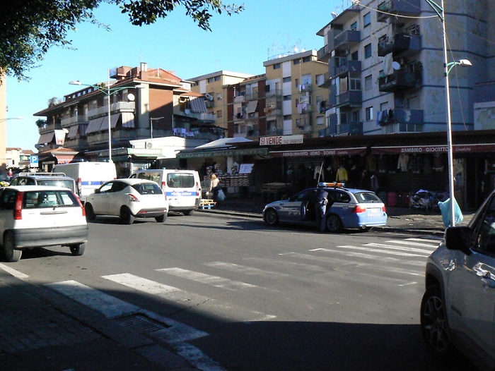 Catania, blitz della polizia in piazza Risorgimento fra abusivi e illegali