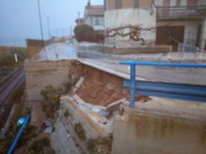 Balestrate,  pioggia fa crollare parte del belvedere: massi su negozi e linea ferrata