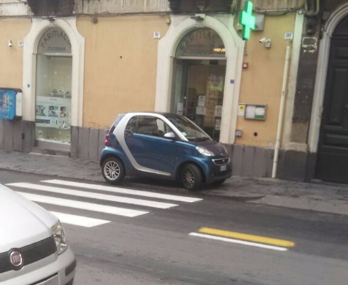 Catania, quell'auto parcheggiata sul marciapiede in via Etnea