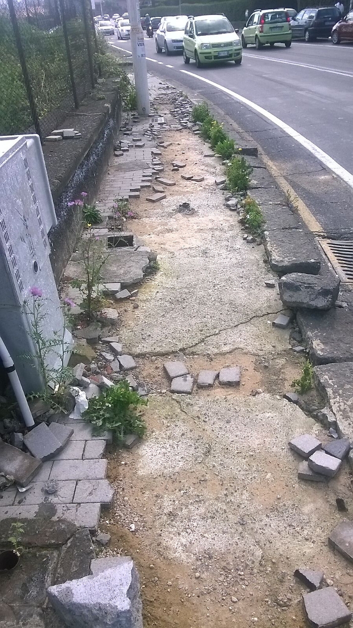 Marciapiede a "pezzi" in via Nuovaluce a Catania