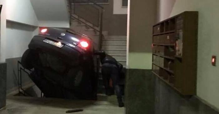Palermo, sfonda con auto portineria di un condominio e finisce su rampa scale