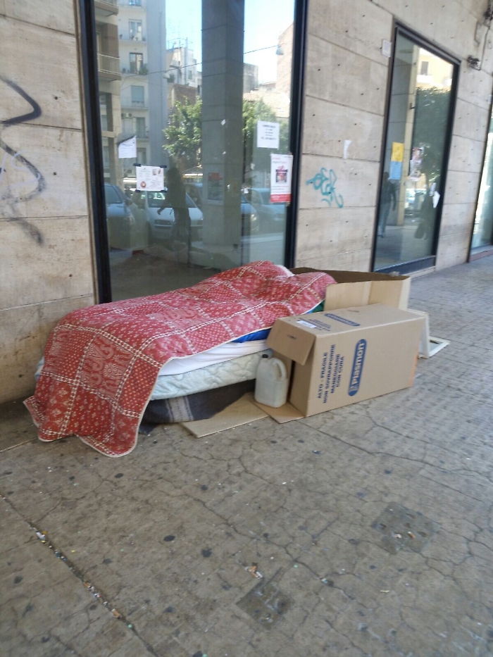 Se il premier vedesse quei "giacigli" sotto i portici a Catania: una vergonga