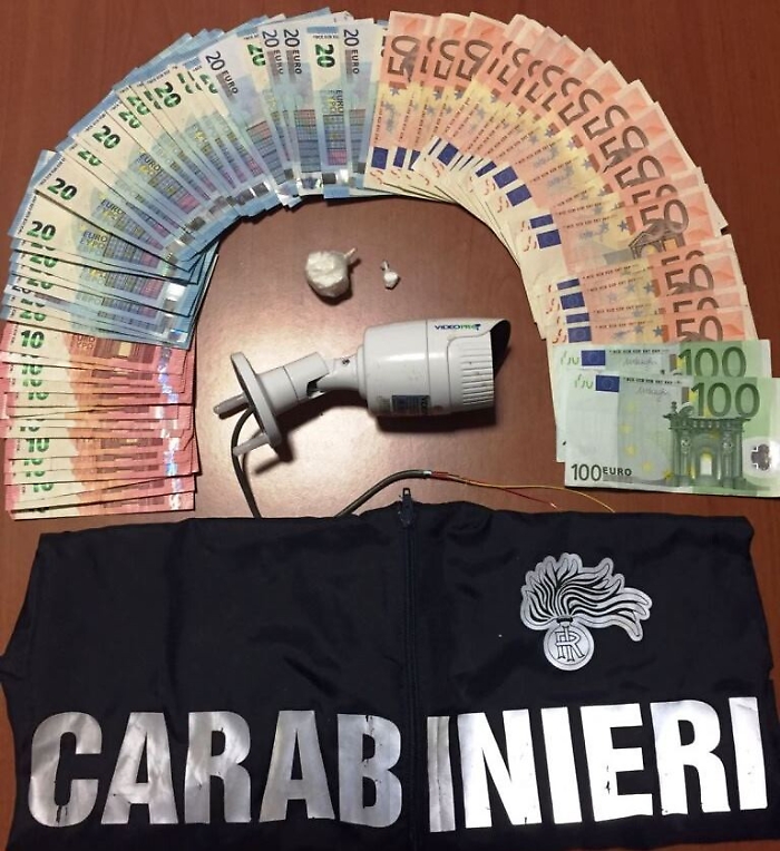 Catania, spacciava dal divano di casa: arrestato