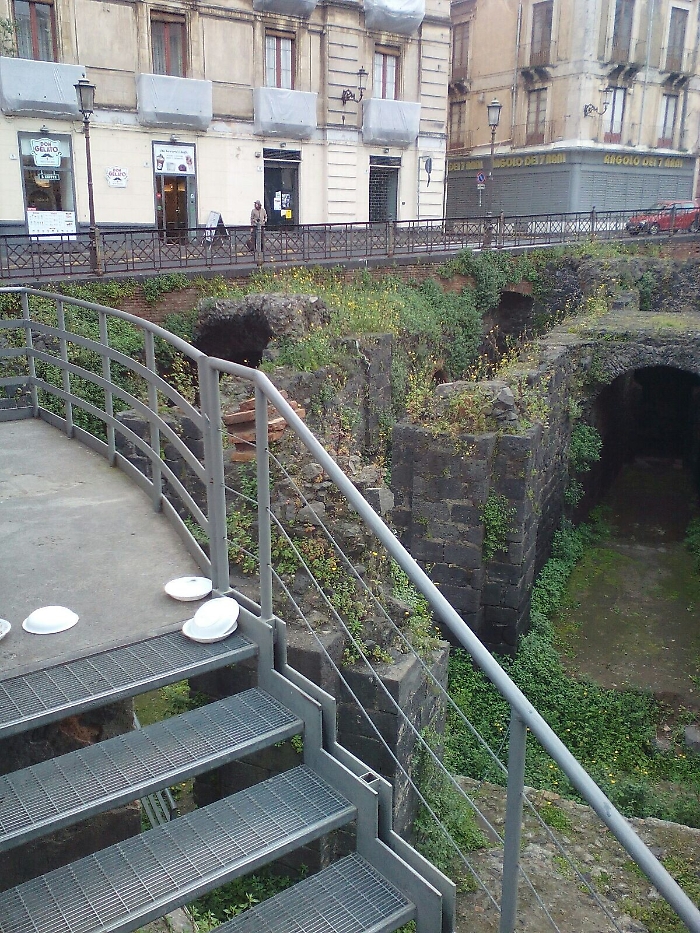 Catania, l'Anfiteatro romano in stato di totale abbandono