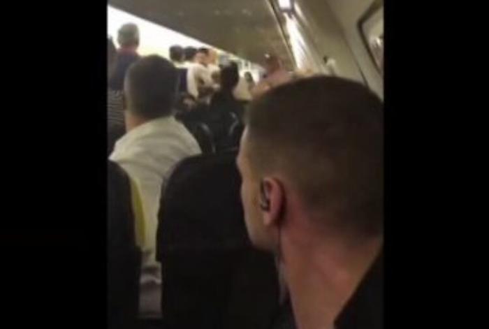 Palermo, coppia litiga in aereo, lui scende e se ne va 