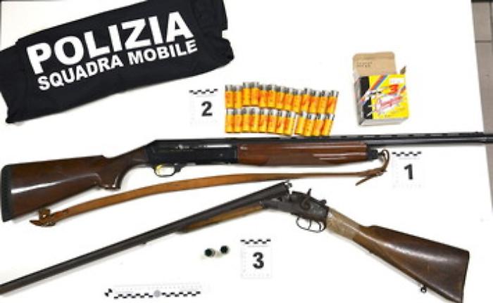 Vittoria, in un'azienda trovati due fucili, arrestato un imprenditore