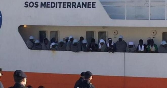 Migranti "take away": le Ong si difendono, il M5s insiste: &laquo;Vogliamo la verit&agrave;&raquo;