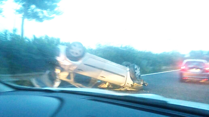 Auto si ribalta su A18 allo svincolo di Giarre: un ferito