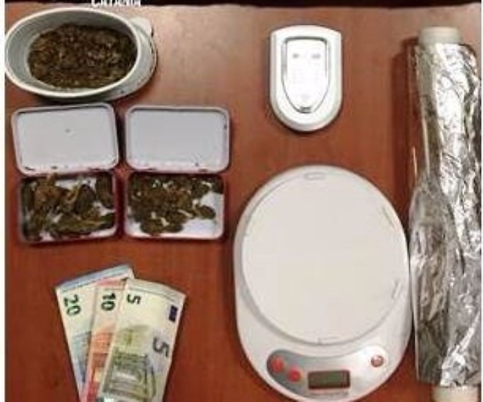 Nascondeva marijuana nel frigo di casa: arrestato alla "Civita"