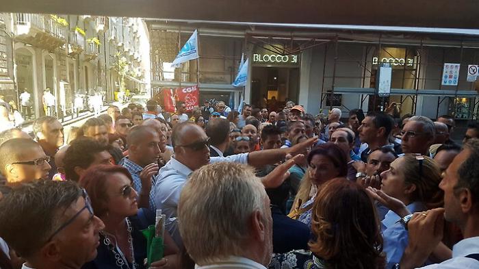 Vertenza Pubbliservizi, tensione in piazza Duomo a Catania