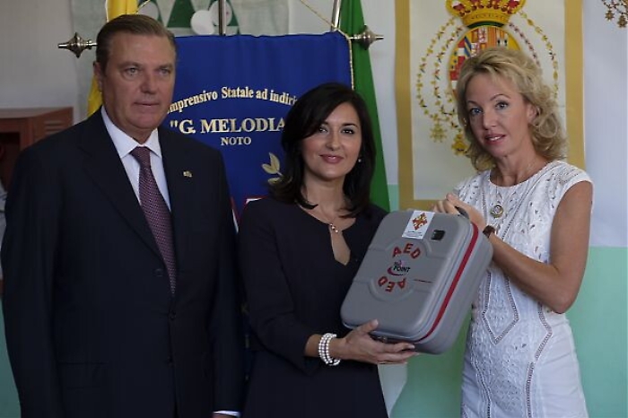 Defibrillatori e buoni scolastici: i regali dei principi di Borbone a Noto