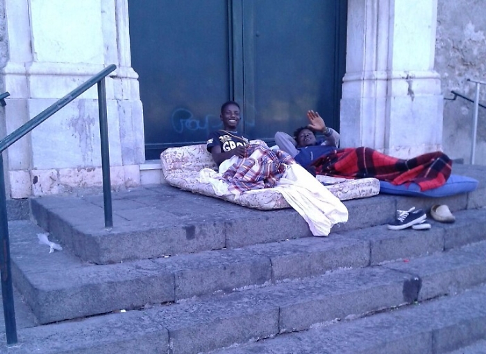 Catania, bivacco di extracomunitari in piazza Cavour