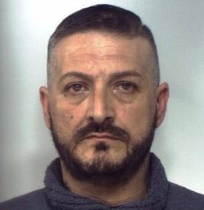 Confezionava droga in casa con figli minori presenti: arrestato