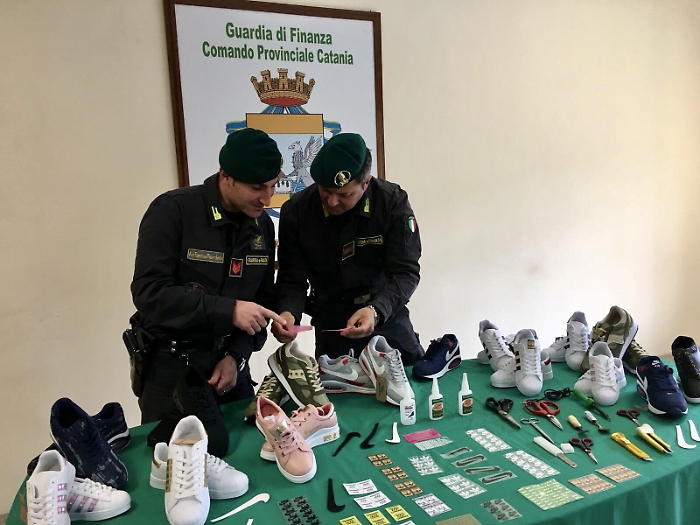 Catania, scoperto deposito di scarpe contraffatte vicino alla Stazione
