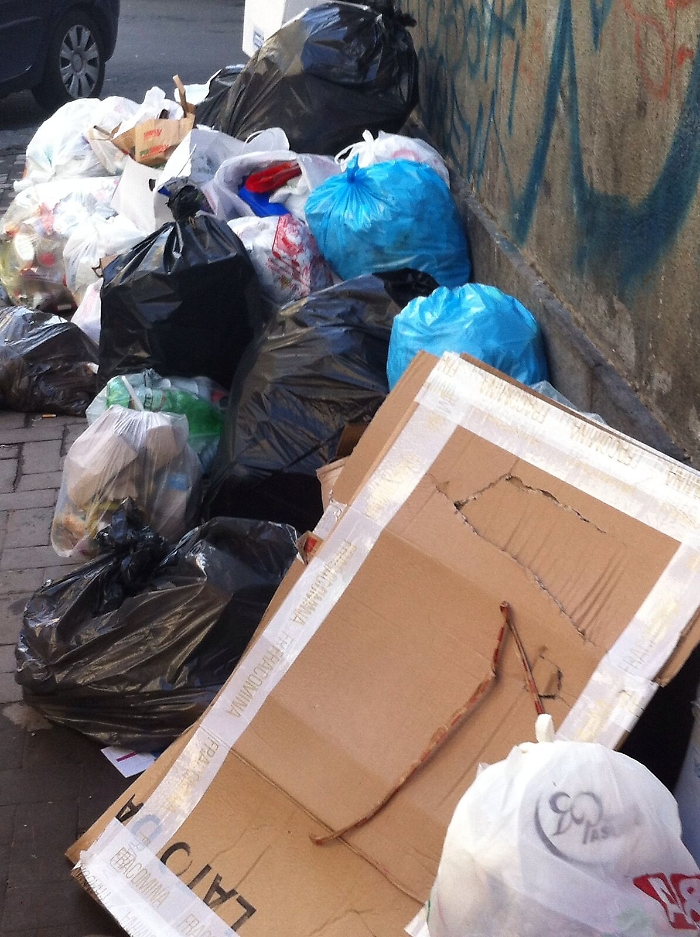Catania, che schifo via Trieste invasa dalla spazzatura?