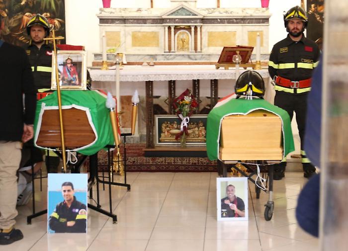 Catania, lacrime per l'ultimo saluto a Dario Ambiamonte