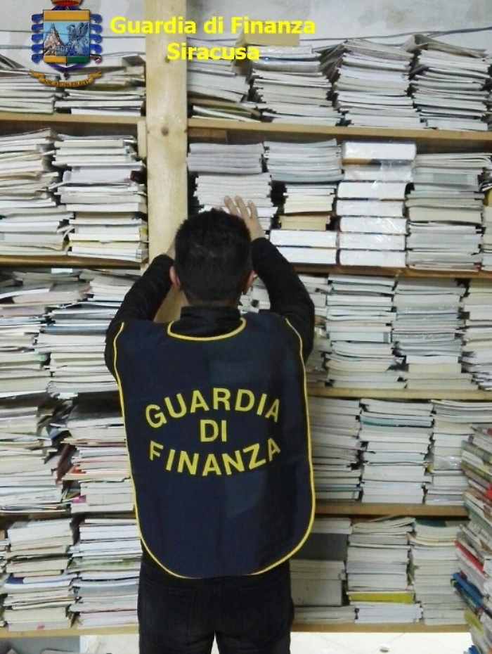 Testi scolastici illegali in libreria di Augusta: scatta sequestro della Gdf