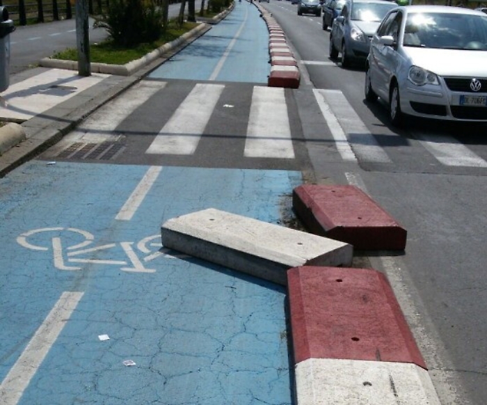 Catania, la pista ciclabile sempre pi&ugrave; pericolosa: ma &egrave; storia di ogni giorno