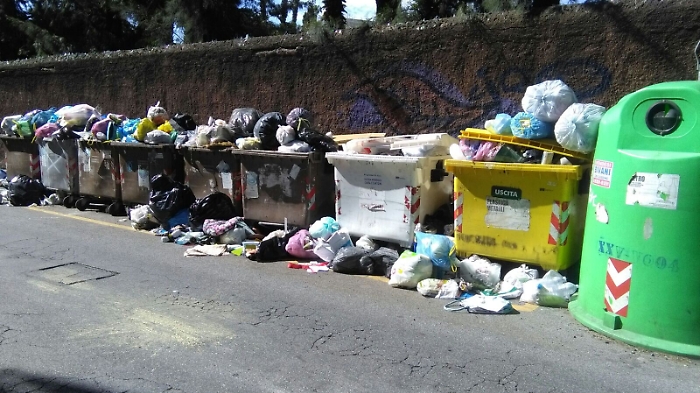 Blocco raccolta rifiuti, Comune Catania chiede rimozione alla prefettura