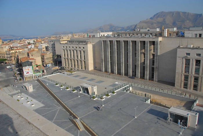 Palermo, gett&ograve; figlia nel cassonetto: chiesta condanna a 21 anni di carcere 