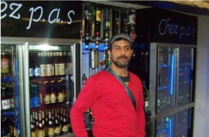 Cerca di sedare una rissa ma viene accoltellato e muore